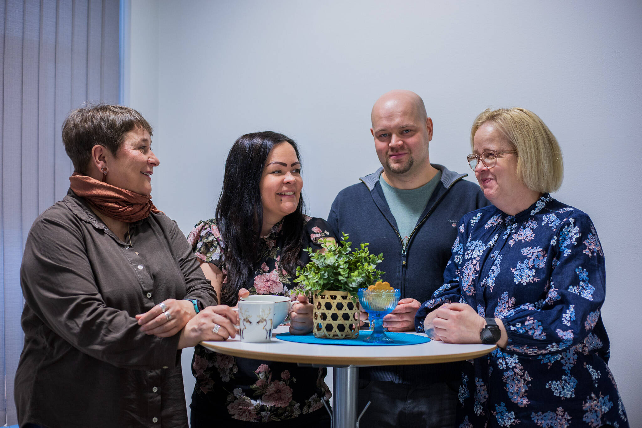 OunasIsännöinnin henkilökunta yhdessä pöydän ääressä.